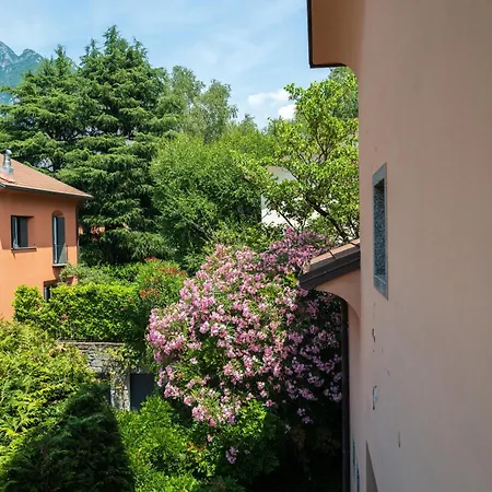 With Garden And Private Parking Space 度假居